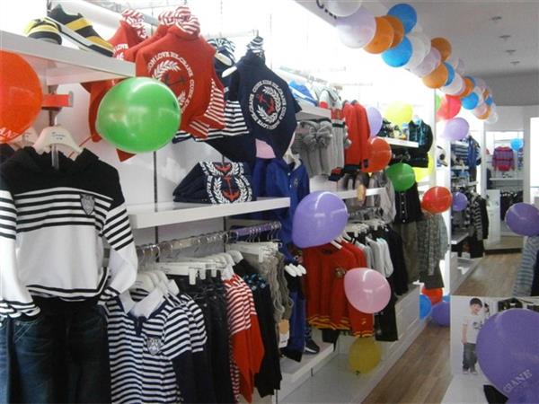 海飞鹤童装店铺展示