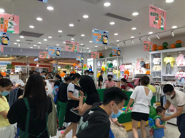 焦橘童装店铺展示