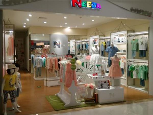 乐鲨童装店铺展示