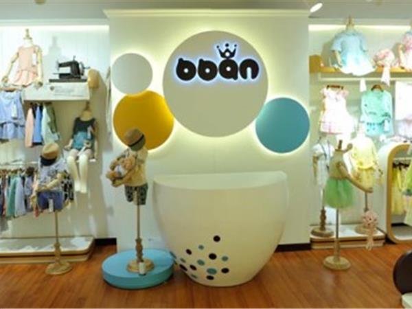 比比安童装店铺展示