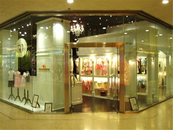 出奇乐童装店铺展示