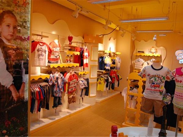小玩皮童装店铺展示
