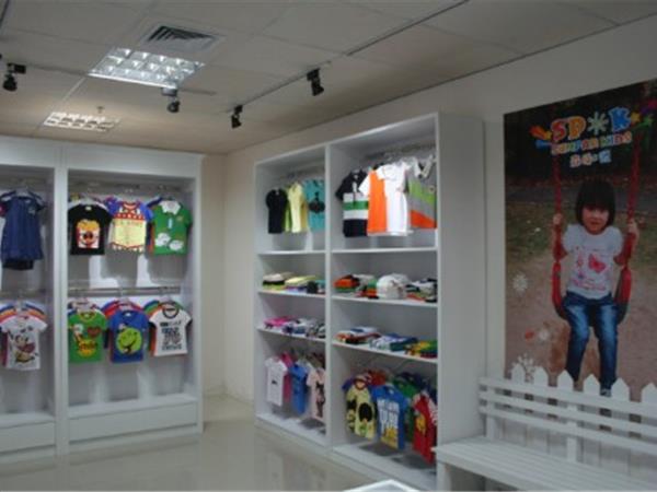 森柏阮童装店铺展示