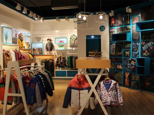 海崴童装店铺展示