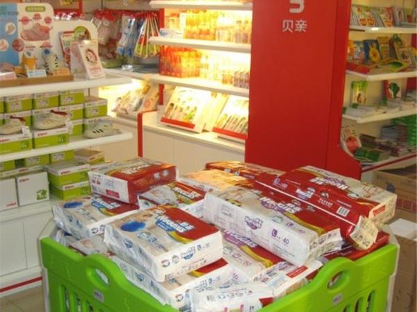贝亲童装店铺展示