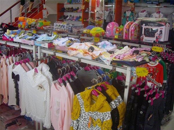 大小孩童装店铺展示