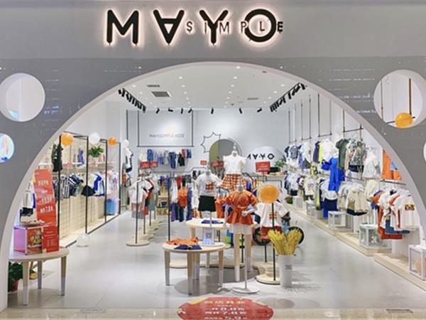 五月童品童装店铺展示