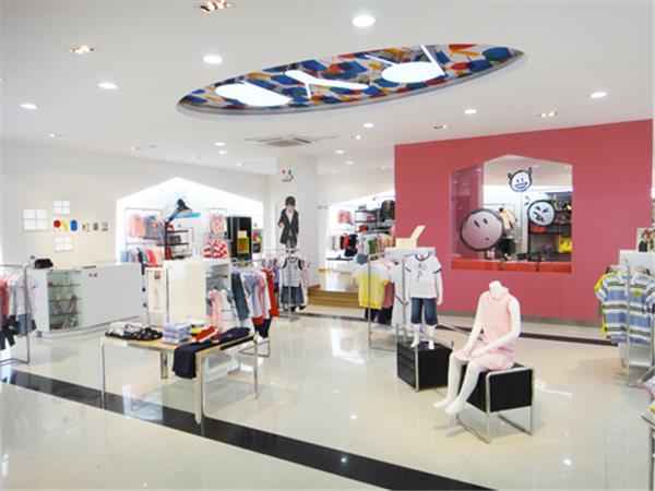 红黄蓝童装店铺展示