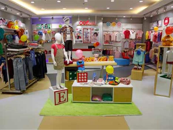 00后童装店铺展示