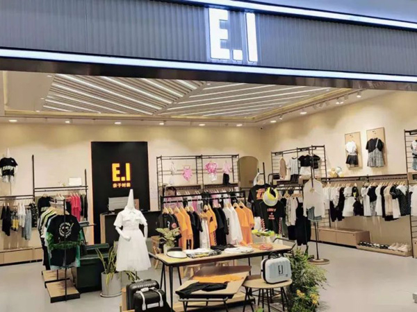 一爱童装店铺展示