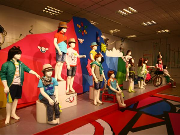 俏比儿童站童装店铺展示