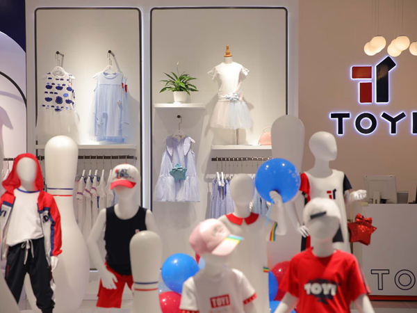 脱颖童装店铺展示