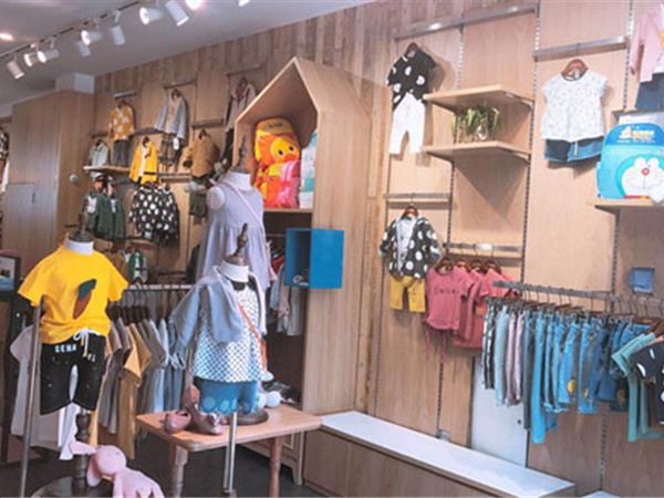 动漫童话童装店铺展示
