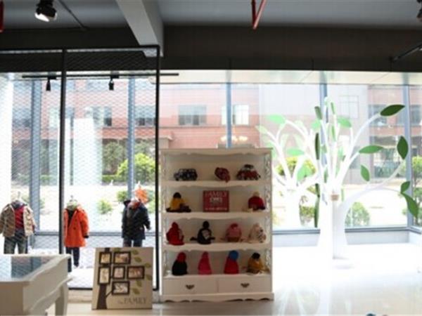 唛可米儿童装店铺展示