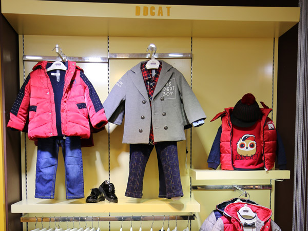 叮当猫童装店铺展示