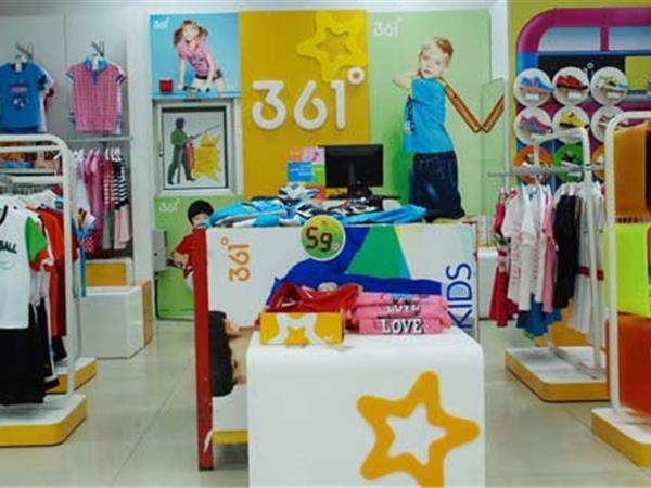 361度童装店铺展示