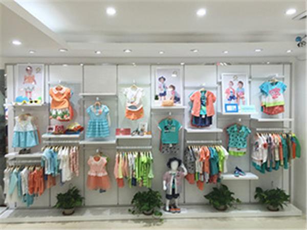 鹿人纳雅童装店铺展示