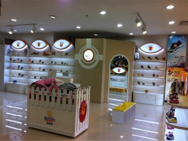 四季熊童鞋童装店铺展示