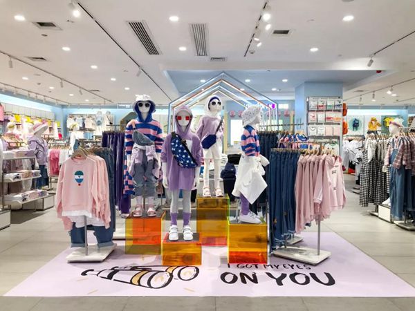 以纯童装店铺展示