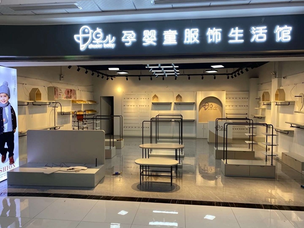 卓儿童装店铺展示