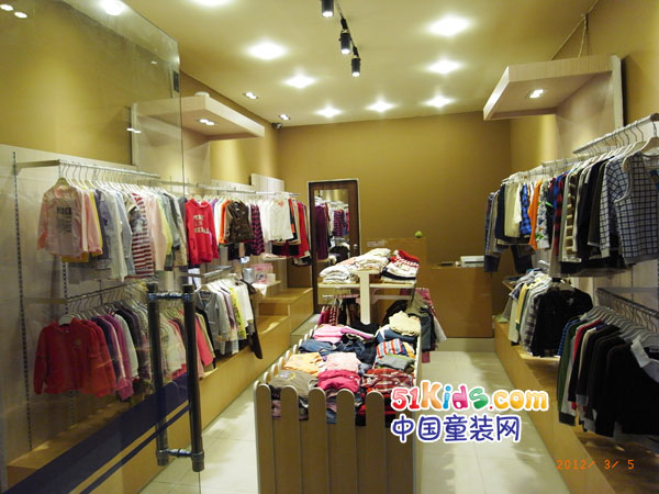 风镜小鸭童装店铺展示
