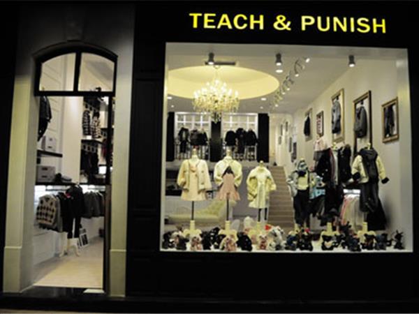 爱责之间童装店铺展示