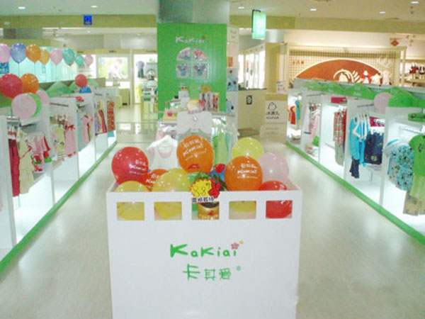 卡其爱童装店铺展示