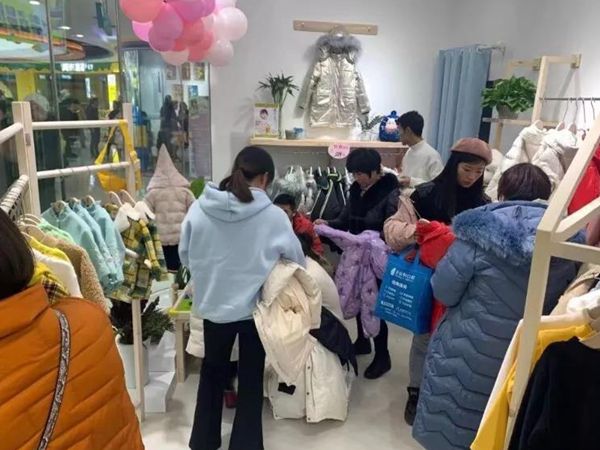羽成扉童装店铺展示