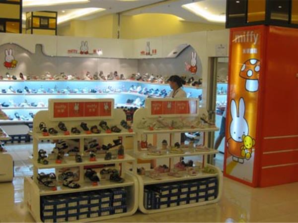 米菲童鞋童装店铺展示