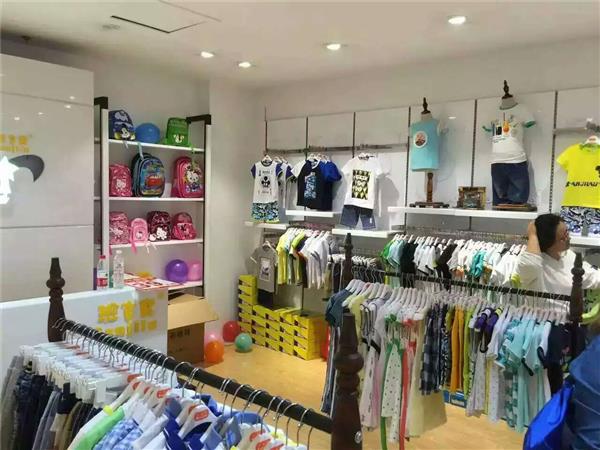 班吉鹿童装店铺展示