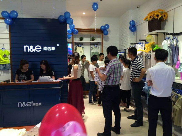 南西象童装店铺展示