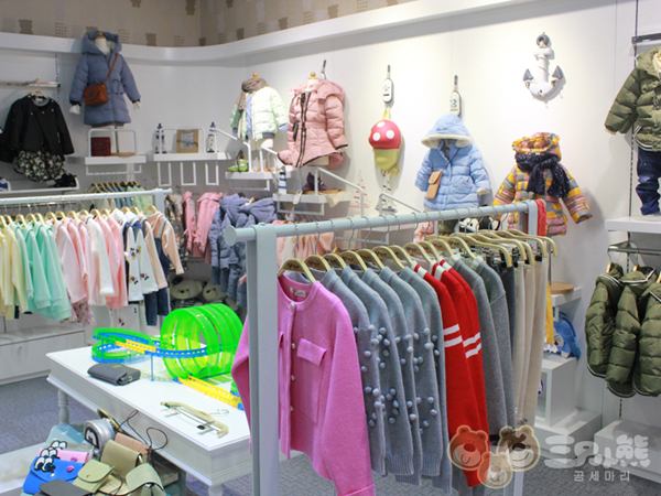 三只小熊童装店铺展示