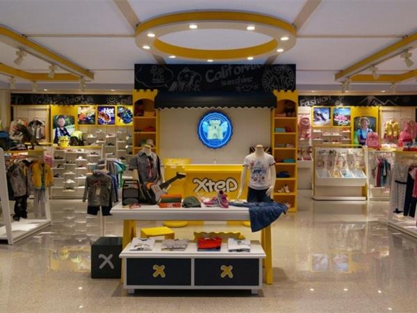 特步童装店铺展示
