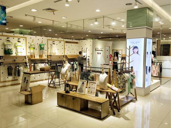 哈罗·俏童装店铺展示