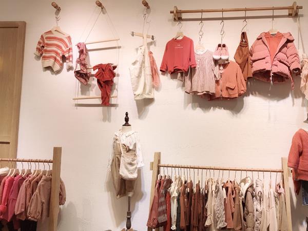 幼米童装店铺展示