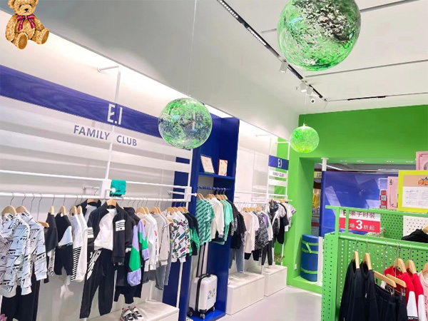 一爱童装店铺展示