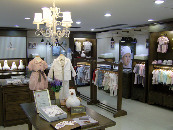 路易·迪高童装店铺展示