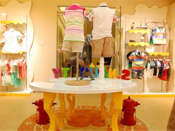 小玩皮童装店铺展示