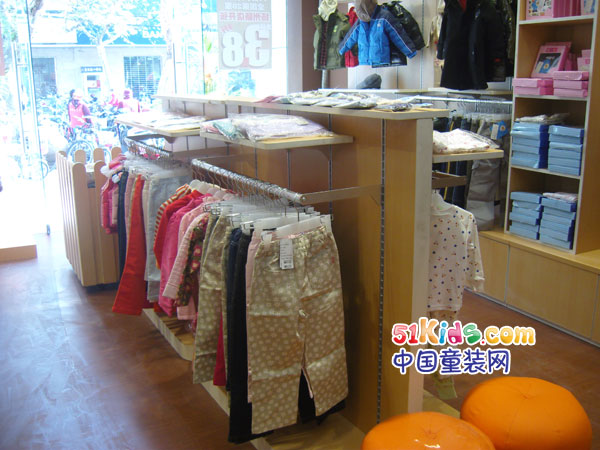 风镜小鸭童装店铺展示