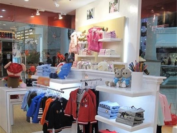 拉童木童装店铺展示