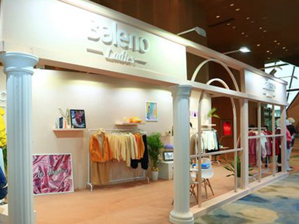 班尼路童装店铺展示