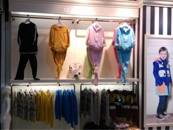苹果童装店铺展示