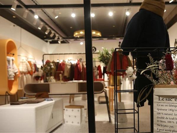 爱西西童装店铺展示