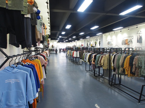 米尼批发童装店铺展示