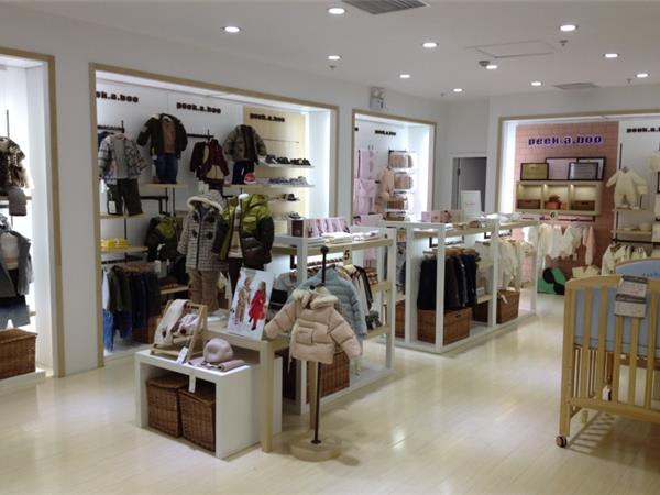 皮卡泡泡童装店铺展示