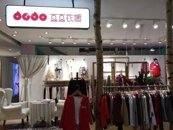 豆豆衣橱童装店铺展示