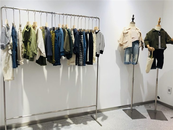 衣城优品童装店铺展示