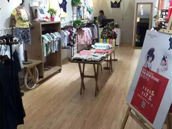 哈罗·俏童装店铺展示