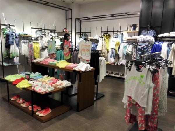 开拉开拉童装店铺展示