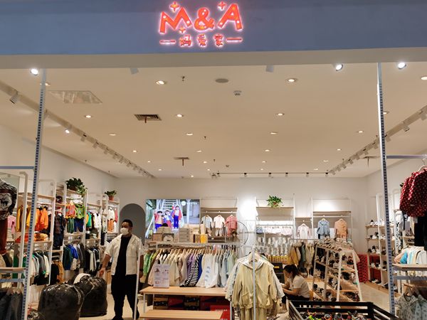 妈爱家童品童装店铺展示